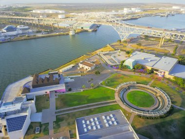 Havadan görünümü Harbor Bridge ve su bahçeleri Bayfront Bilim Parkı Corpus Christi, Texas, ABD. Beyaz Petrol tankları mesafe, cityscape, endüstriyel ve ulaşım arka planda satır