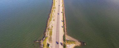 Panorama Hava ünlü Texas City Dike, neredeyse 5miles projeleri bir kabul töreni görüntülemek Güney-Doğu Galveston Bay ağzına. Bu tortu birikimi alt Körfezi boyunca etkisini azaltmak için tasarlanmıştır