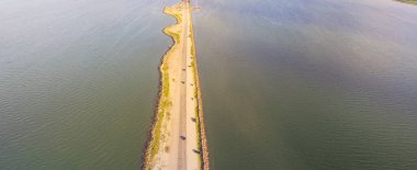 Panorama Hava ünlü Texas City Dike, neredeyse 5miles projeleri bir kabul töreni görüntülemek Güney-Doğu Galveston Bay ağzına. Bu tortu birikimi alt Körfezi boyunca etkisini azaltmak için tasarlanmıştır