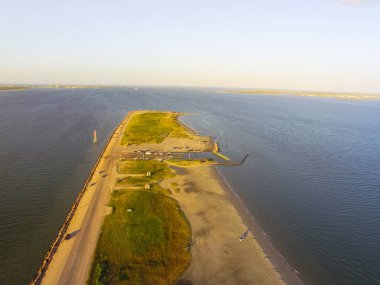 Gök olayları görüntülemek ünlü Texas City Dike, neredeyse 5miles projeleri bir kabul töreni Güney-Doğu Galveston Bay ağzına. Bu tortu birikimi alt Körfezi boyunca etkisini azaltmak için tasarlanmıştır