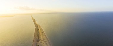 Panorama Hava ünlü Texas City Dike, neredeyse 5miles projeleri bir kabul töreni görüntülemek Güney-Doğu Galveston Bay ağzına. Bu tortu birikimi alt Körfezi boyunca etkisini azaltmak için tasarlanmıştır