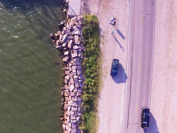 Ünlü Texas City Dike, neredeyse 5miles projeleri bir nehir kıyısına havadan görünümü Güney-Doğu Galveston Bay ağzına. Üstten görünüm Galveston sahil adanın kıyı.