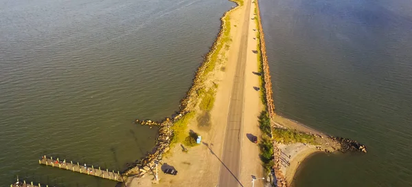 Panorama Hava görüntülemek ünlü Texas City Dike ahşap iskeleler, neredeyse 5miles proje bir kabul töreni ile Güney-Doğu Galveston Bay ağzına. Tortu birikimi Körfezi boyunca etkisini azaltmak için tasarlanmış