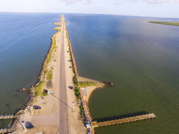 木製の桟橋 プロジェクトの約 マイルの堤防で有名なテキサス シティ ダイクの眺め南 東ガルベストン湾の口の中に 湾に沿って堆積の影響を軽減するものでは — ストック写真