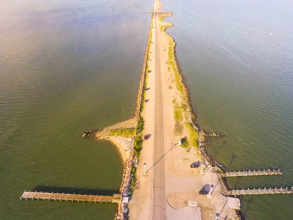 木製の桟橋 プロジェクトの約 マイルの堤防で有名なテキサス シティ ダイクの眺め南 東ガルベストン湾の口の中に 湾に沿って堆積の影響を軽減するものでは — ストック写真