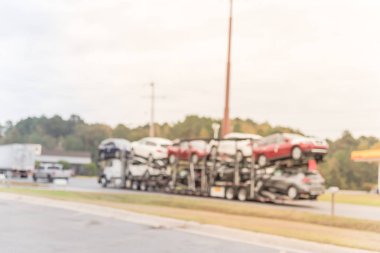 Bulanık görüntü büyük araba taşıyıcı kamyon toplu teslim edilmek üzere Bayilik yeni araçların. Tam yük römork Autotransporter, Texas, ABD yoldaki yeni araçların. Otomotiv Sanayi arka plan
