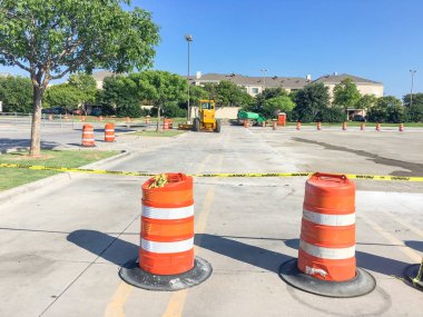 Park ortaya çıkarın garaj çok yeni model Lewisville, Texas, toptan perakende mağazasında devam ediyor bizi. Satır plastik bağdaştırıcıları zincir bariyer ve ağır inşaat ekipmanları, endüstriyel arka plan konisi