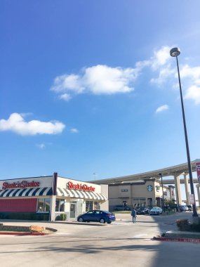 Lewisville, Tx, ABD-Eylül 2, 2018:Facade biftek n sallamak, oturma, thru-drive ve açık pencere servisi bir Amerikan rahat restoran zinciri. Indianapolis, Indiana Merkezi