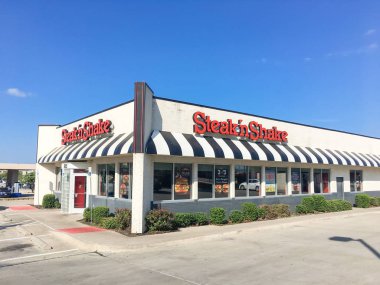 Lewisville, Tx, ABD-Eylül 2, 2018:Facade biftek n sallamak, oturma, thru-drive ve açık pencere servisi bir Amerikan rahat restoran zinciri. Indianapolis, Indiana Merkezi
