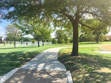 Lakeside park yol iz sistem Coppell, Texas, ABD ile. Gölgeli Park yerinden görüntülemek