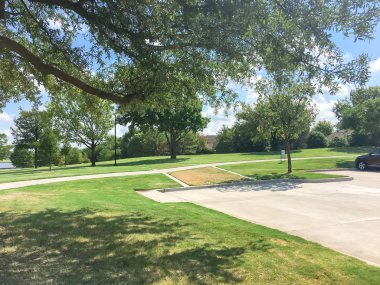 Lakeside park yol iz sistem Coppell, Texas, ABD ile. Gölgeli Park yerinden görüntülemek