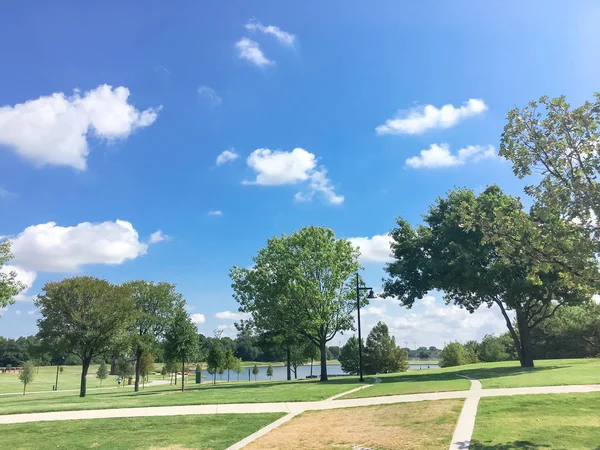 コッペル テキサス 米国で経路トレイル システムと緑ときれいな湖畔公園 日当たりの良い夏雲が青い空の下で成熟した木々 と芝生芝生公園 — ストック写真