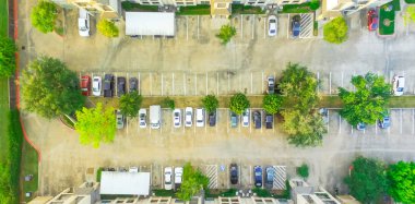 Panorama havadan görünümü tipik çok düzeyli apartmanda bizi yeşil ağaçlar, satır kapak/ele geçen otomobilin çevrili/handikap otopark devre dışı. Kentsel konut, Kiralama pazarı, ev sahibi-kiracı