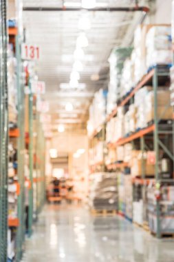 Görüntü büyük depo depolama koridorları ve zemin raflardan tavan ile bin sayı için sıra ile bulanık. Endüstriyel dağıtım iç koridor, stok, hipermarket, toptan ufuk arka plan.