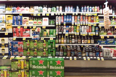 Fort Worth, Tx, ABD-Eylül 3, 2017:Wide seçim Fiesta Latin-Amerikan süpermarket zinciri, yerli ve ithal bira. Çeşitli şişe ve kutu Meksika ve uluslararası bira Corona, Heineken
