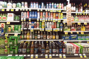Fort Worth, Tx, ABD-Eylül 3, 2017:Wide seçim Fiesta Latin-Amerikan süpermarket zinciri, yerli ve ithal bira. Çeşitli şişe ve kutu Meksika ve uluslararası bira Corona, Heineken