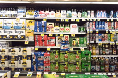 Fort Worth, Tx, ABD-Eylül 3, 2017:Wide seçim Fiesta Latin-Amerikan süpermarket zinciri, yerli ve ithal bira. Çeşitli şişe ve kutu Meksika ve uluslararası bira Corona, Heineken