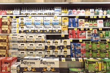 Fort Worth, Tx, ABD-Eylül 3, 2017:Wide seçim Fiesta Latin-Amerikan süpermarket zinciri, yerli ve ithal bira. Çeşitli şişe ve kutu Meksika ve uluslararası bira Corona, Heineken
