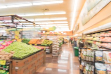 ABD'de yerel Latin-Amerikan süpermarket zinciri alışveriş bulanık görüntü insanlar. Müşteri satın alma taze meyveler, sebzeler. Yerel olarak yetiştirilen organik ekranda üretir. Sağlıklı gıda bakkal