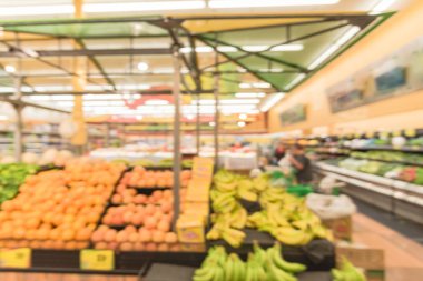 ABD'de yerel Latin-Amerikan süpermarket zinciri alışveriş bulanık görüntü insanlar. Müşteri satın alma taze meyveler, sebzeler. Yerel olarak yetiştirilen organik ekranda üretir. Sağlıklı gıda bakkal