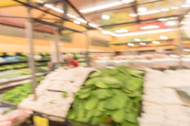 ABD'de yerel Latin-Amerikan süpermarket zinciri alışveriş bulanık görüntü insanlar. Müşteri satın alma taze meyveler, sebzeler. Yerel olarak yetiştirilen organik ekranda üretir. Sağlıklı gıda bakkal