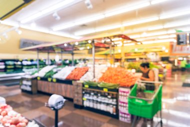 ABD'de yerel Latin-Amerikan süpermarket zinciri alışveriş bulanık görüntü insanlar. Müşteri satın alma taze meyveler, sebzeler. Yerel olarak yetiştirilen organik ekranda üretir. Sağlıklı gıda bakkal