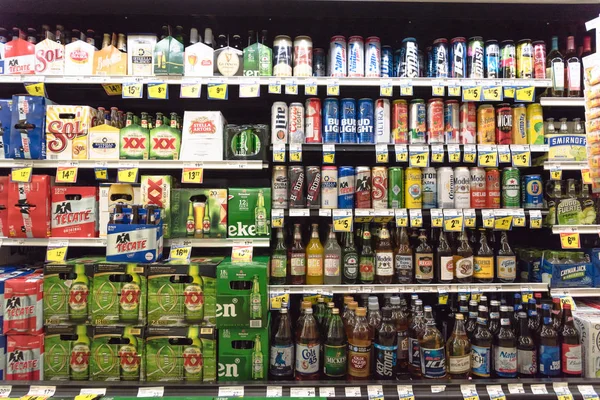 フォートワース テキサス州 2017 Wide フィエスタ ラテン アメリカのスーパー マーケット チェーンで国内および輸入ビール各種 なびん — ストック写真