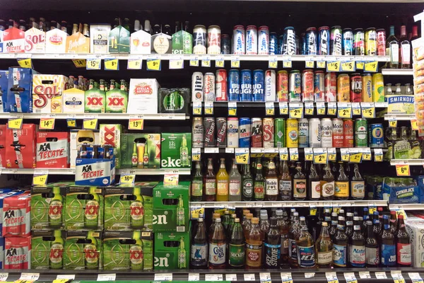 Fort Worth, Tx, ABD-Eylül 3, 2017:Wide seçim Fiesta Latin-Amerikan süpermarket zinciri, yerli ve ithal bira. Çeşitli şişe ve kutu Meksika ve uluslararası bira Corona, Heineken