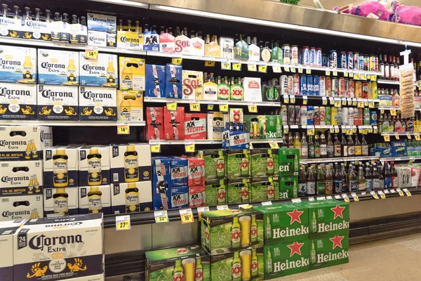 フォートワース テキサス州 2017 Wide フィエスタ ラテン アメリカのスーパー マーケット チェーンで国内および輸入ビール各種 なびん — ストック写真