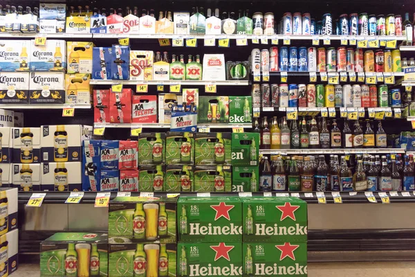 Fort Worth, Tx, ABD-Eylül 3, 2017:Wide seçim Fiesta Latin-Amerikan süpermarket zinciri, yerli ve ithal bira. Çeşitli şişe ve kutu Meksika ve uluslararası bira Corona, Heineken