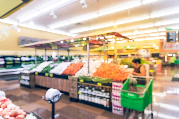 ABD'de yerel Latin-Amerikan süpermarket zinciri alışveriş bulanık görüntü insanlar. Müşteri satın alma taze meyveler, sebzeler. Yerel olarak yetiştirilen organik ekranda üretir. Sağlıklı gıda bakkal