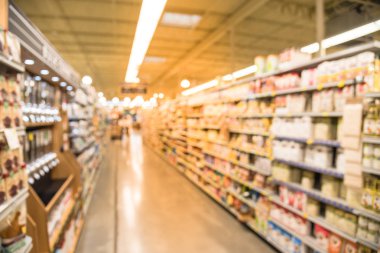 Kahve, çay, meyve suyu, Houston, Teksas, mağazada pişirme ve fındık ezmesi koridorda bulanık görüntü bize. Geniş süpermarket raflarında çeşitli ürünler ekran ile görüntüleyin. Ufuk bulanıklık arka plan, bokeh ışık