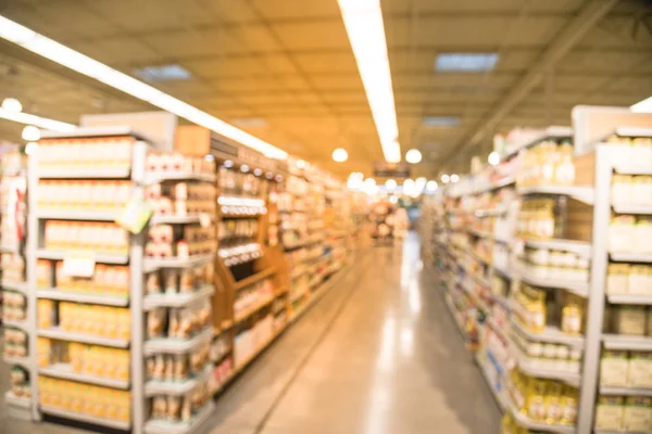 Kahve, çay, meyve suyu, Houston, Teksas, mağazada pişirme ve fındık ezmesi koridorda bulanık görüntü bize. Geniş süpermarket raflarında çeşitli ürünler ekran ile görüntüleyin. Ufuk bulanıklık arka plan, bokeh ışık