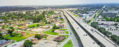 Panorama havadan görünümü karayolu 90 (ABD yol 90, bize-90) ve yükseltilmiş Westbank ekspres banliyö New Orleans, Louisiana'da. Büyük kavşak, yığın kavşak, yol kavşak Üstgeçit trafik ile