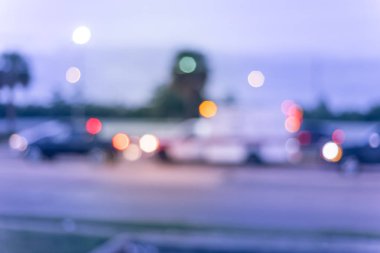 Ambulans alacakaranlıkta acele saatte trafik aracılığıyla hız bulanık görüntü. Odak trafik sıkışıklığı ve Houston, Texas, sokak ışıkları bize. Kentsel ulaşım sorun arka plan.