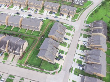 Townhouse karmaşık bir dairesel Houston varoş mahallesinde bir havadan görünümü. Üstgeçidin topluluk yaşam apartman. Sıkıca paketlenmiş Evleri konut ve driveway çevreleyen yeşil çimenli çim