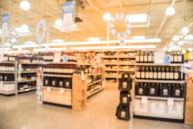 Houston, Texas, mağazada sergilenen fiyat etiketleri ile şarap raflar bulanık görüntü bize. Ufuk satır şarap likör şişeleri süpermarket rafta. Alkollü içecek arka plan.