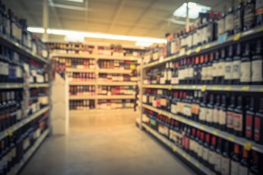 Vintage sesi bulanık mağazasında Houston, Texas, ekranda fiyat etiketleri ile şarap raflar bize. Ufuk satır şarap likör şişeleri süpermarket rafta. Alkollü içecek arka plan