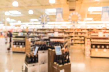 Houston, Texas, mağazada sergilenen fiyat etiketleri ile şarap raflar bulanık görüntü bize. Ufuk satır şarap likör şişeleri süpermarket rafta. Alkollü içecek arka plan.
