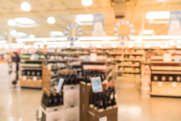 模糊图像的葡萄酒货架上的价格标签陈列在美国德克萨斯州休斯顿 弥散在超市货架上排上了酒瓶 酒精饮料文摘背景 — 图库照片