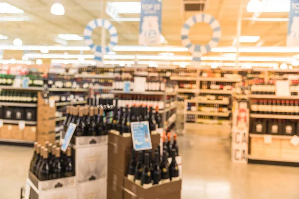 模糊图像的葡萄酒货架上的价格标签陈列在美国德克萨斯州休斯顿 弥散在超市货架上排上了酒瓶 酒精饮料文摘背景 — 图库照片