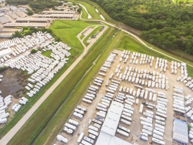 Hava görünümü yeni, önceden sahip olunan ve RV Bayilik, Houston, Texas, ABD 'de konsinye otoparkında eğlence araç imzalı