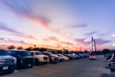 Vintage sesi bulanık modern alışveriş merkezi veya Humble, Texas, bize günbatımında küçük alışveriş merkezi. Plaza karmaşık satır otomobil ele geçen otoparklar, perakende mağaza bokeh ve arka planda ışık direkleri