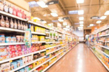 Bulanık doğal kahve, çay, su, şişelenmiş çay, Houston, Texas, mağaza enerji içecekleri koridor bize. Geniş süpermarket raflarında, çeşitli ürünler ekran görüntüleyin. Ufuk bulanıklık arka plan, bokeh ışık.