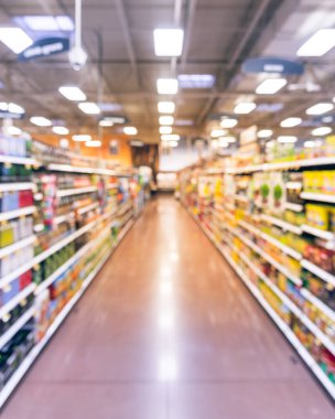 Vintage sesi bulanık doğal kahve, çay, su, şişelenmiş çay, Houston, Texas, mağaza enerji içecekleri koridor bize. Geniş süpermarket raflarında, ürün görüntüleme çeşitli görüntüleyin. Ufuk bulanıklık bokeh ışık