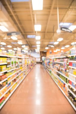 Bulanık doğal kahve, çay, su, şişelenmiş çay, Houston, Texas, mağaza enerji içecekleri koridor bize. Geniş süpermarket raflarında, çeşitli ürünler ekran görüntüleyin. Ufuk bulanıklık arka plan, bokeh ışık.