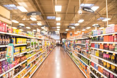 Hareket bulanık müşteri alışveriş için doğal kahve, çay, su, şişelenmiş çay, enerji içecekler koridor mağaza Houston, Texas, bize. Geniş görüş süpermarket raflarında, ürün çeşitliliği görüntülemek bokeh ışık