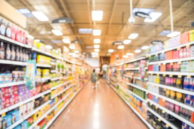 Hareket bulanık müşteri alışveriş için doğal kahve, çay, su, şişelenmiş çay, enerji içecekler koridor mağaza Houston, Texas, bize. Geniş görüş süpermarket raflarında, ürün çeşitliliği görüntülemek bokeh ışık