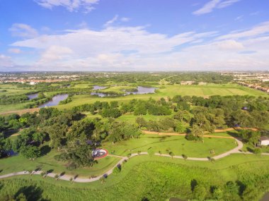 Hava kentsel yeşil park mesafe banliyö Houston mahallede ile. S-eğri yol, ağaç, çimenli çim, koşu, çalıştırma, Ying Yang ortada açık, büyük Tai Chi çemberi egzersiz için iz