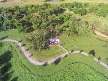 Üstgeçidin kentsel yeşil park banliyö Houston, Texas, ABD. Hava yolu s kavisli, ağaç, çimenli çim, koşu, çalıştırma, Ying Yang ortada açık, büyük Tai Chi çemberi egzersiz için iz